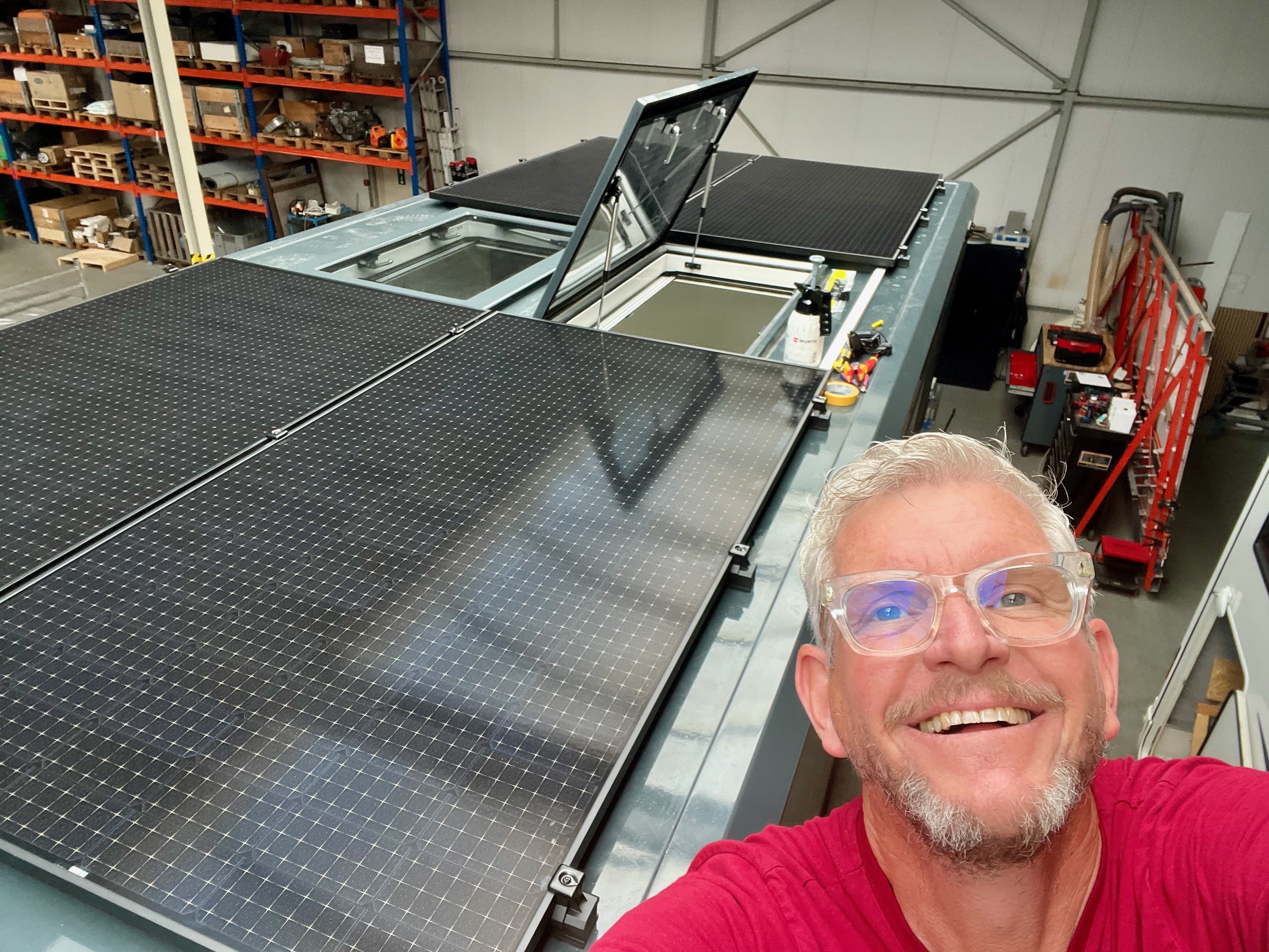 DW klust zelf ook mee tijdens de bouw van de truck.