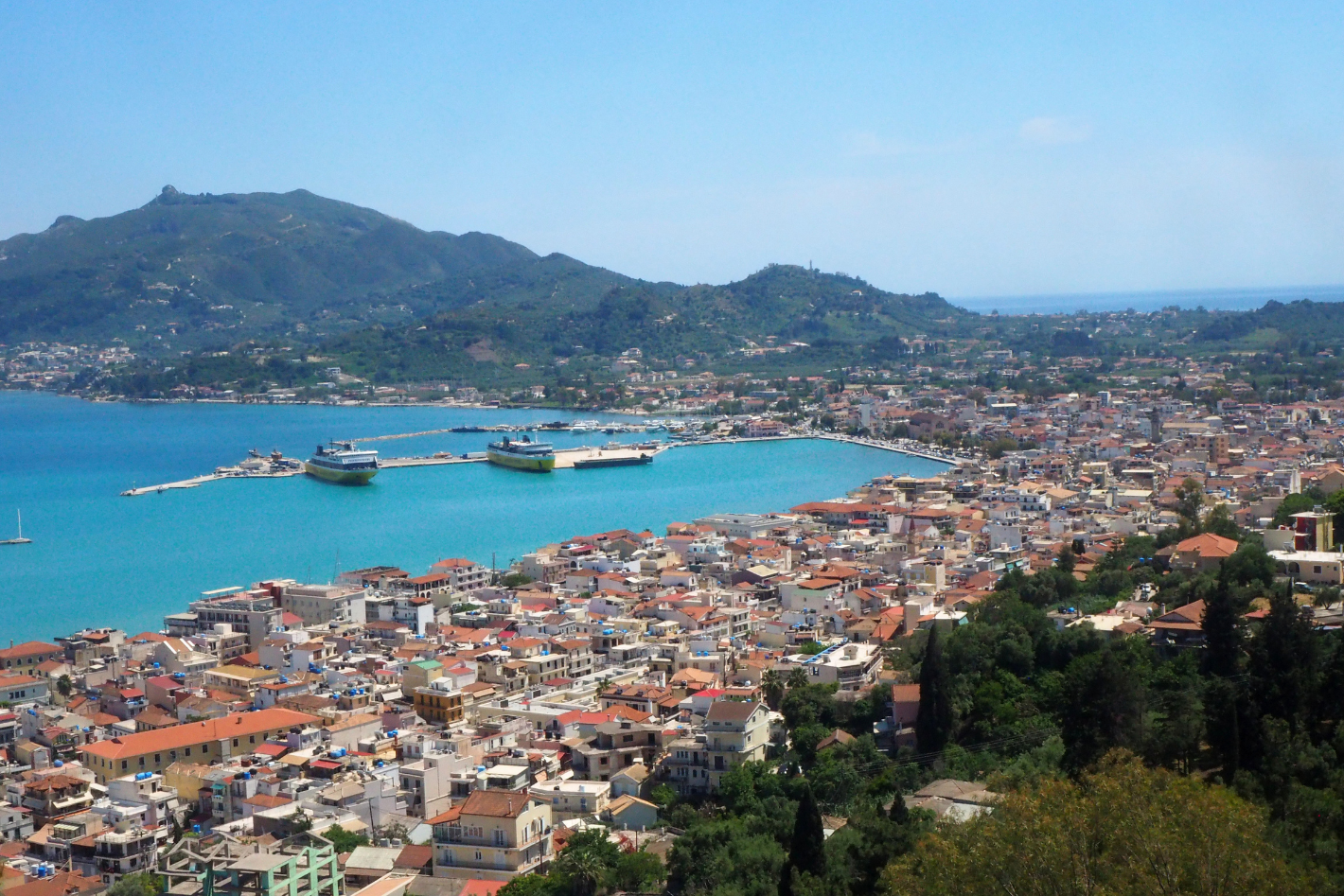 Zicht op de stad Zakynthos vanaf het panoramapunt